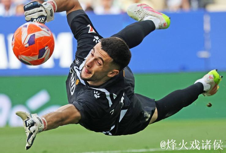 霍安-加西亚因碰撞受伤跛行,但仍能上场 霍安-加西亚因碰撞受伤跛行,但仍能上场